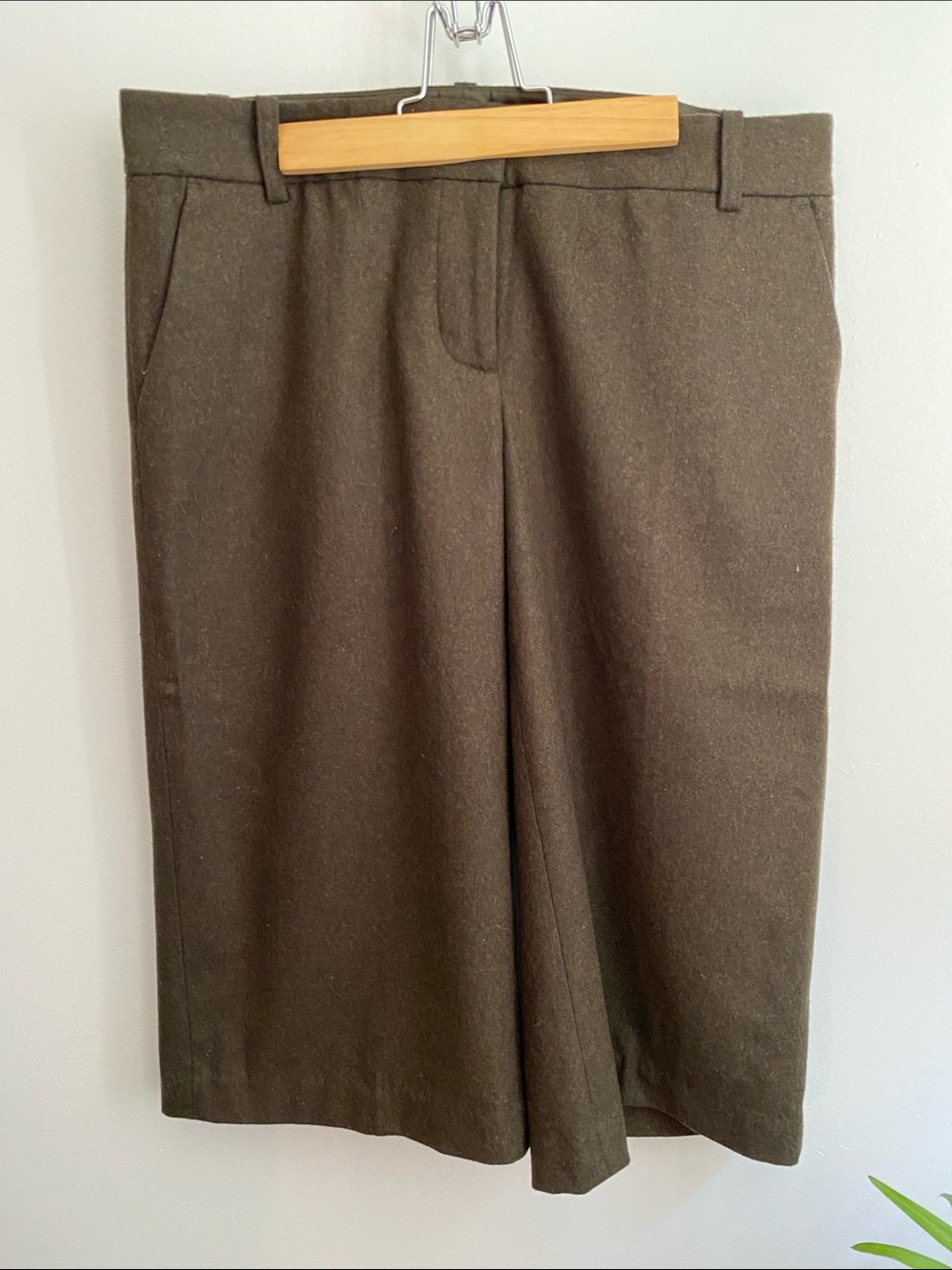 RW&CO. Olive Green Low Waist Wool Blend Wide Leg Bermuda Shorts. Size 8.